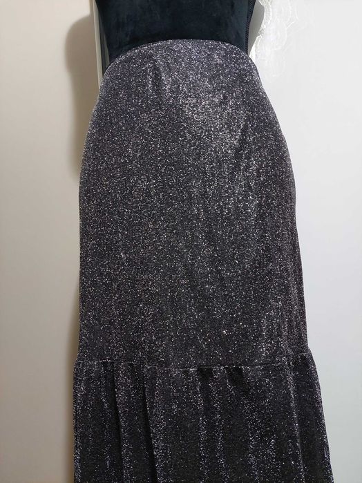 Fustă neagră de ocazie strălucitoare, cu volănașe