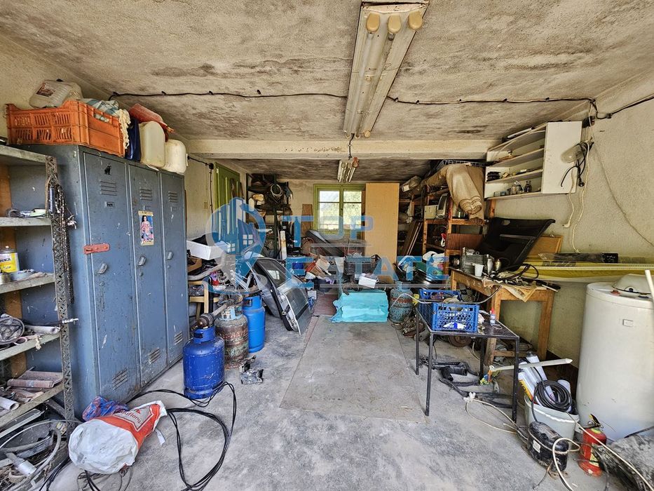 Двуетажна тухлена къща с гараж и голям двор в село Добромирка