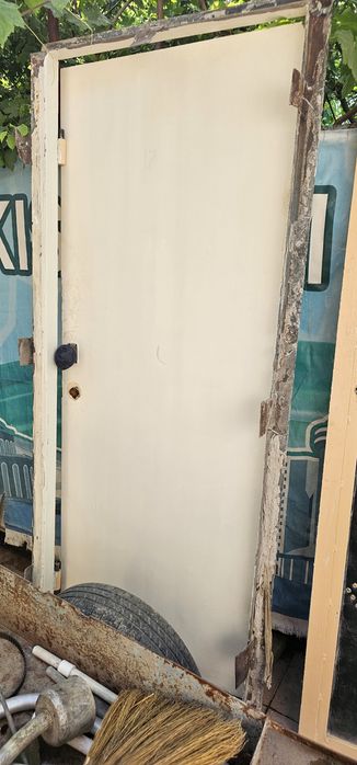 Металлическая дверь