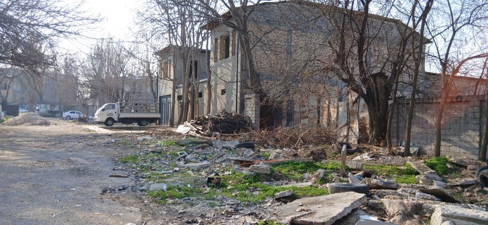 2 xona qurilgan yer sotiladi