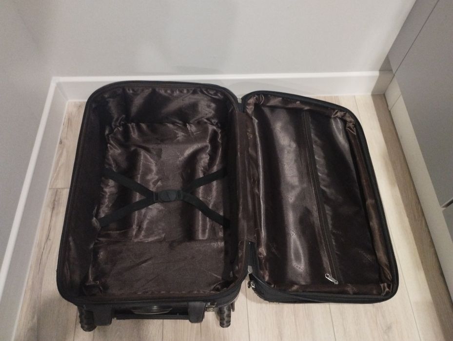Продам дорожный чемодан