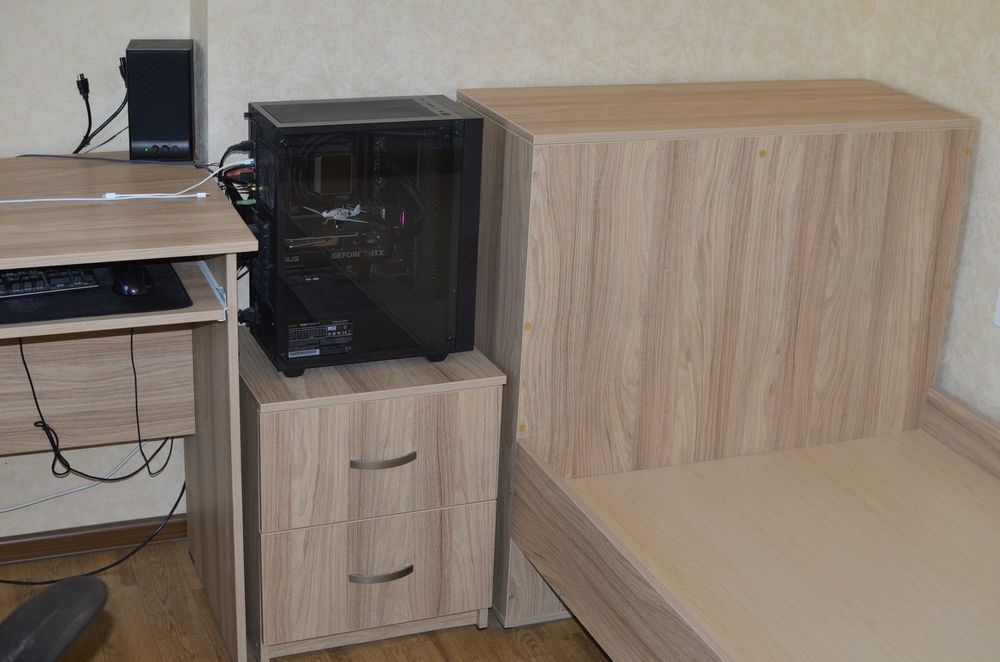 Кровать односпальная, стол письменный, тумбочка, полки для детской