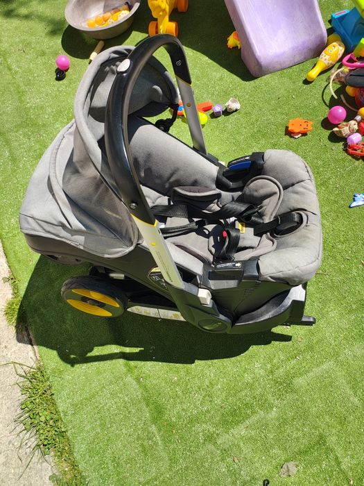 Cărucior Donna cu baza isofix, husa de ploaie, protecție bancheta și geantă specială pentru cărucior.