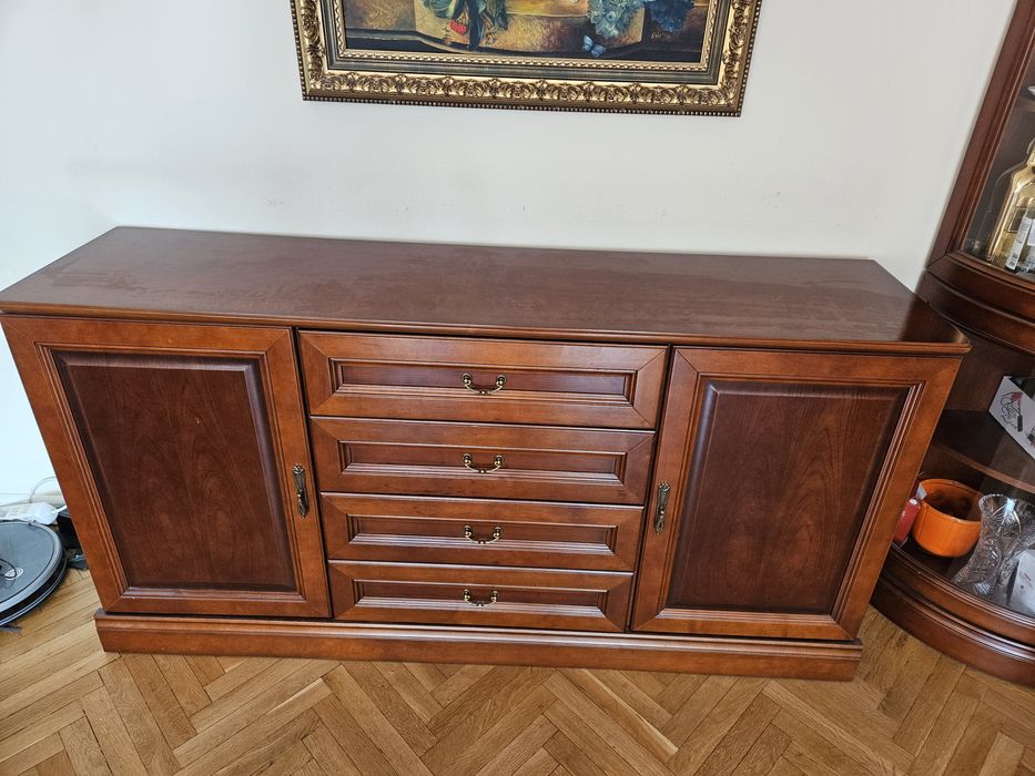 Класическо обзавеждане за хол от масивно дърво 
Опи