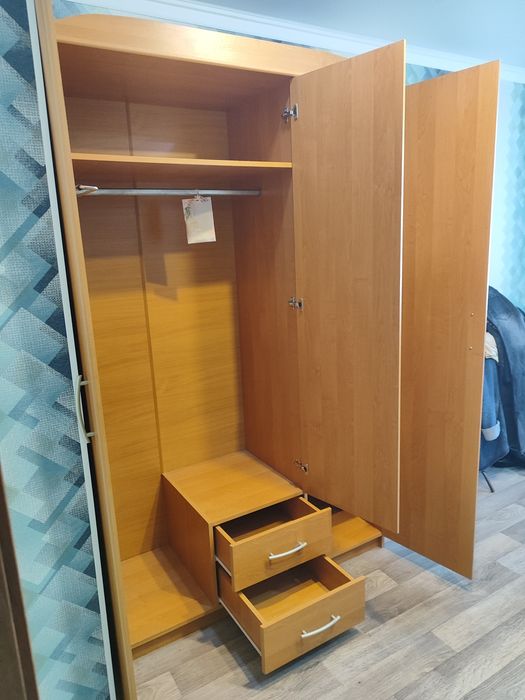 Продам шкаф платяной с комодом