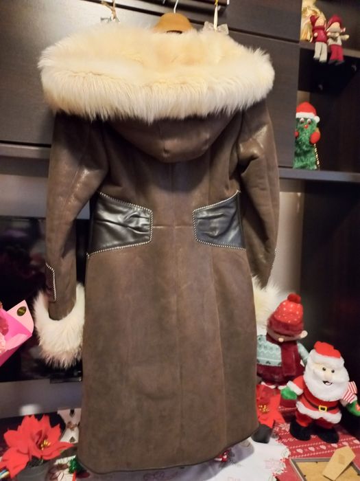 Vand cojoc de piele maro cu gluga si mansete de blana alba