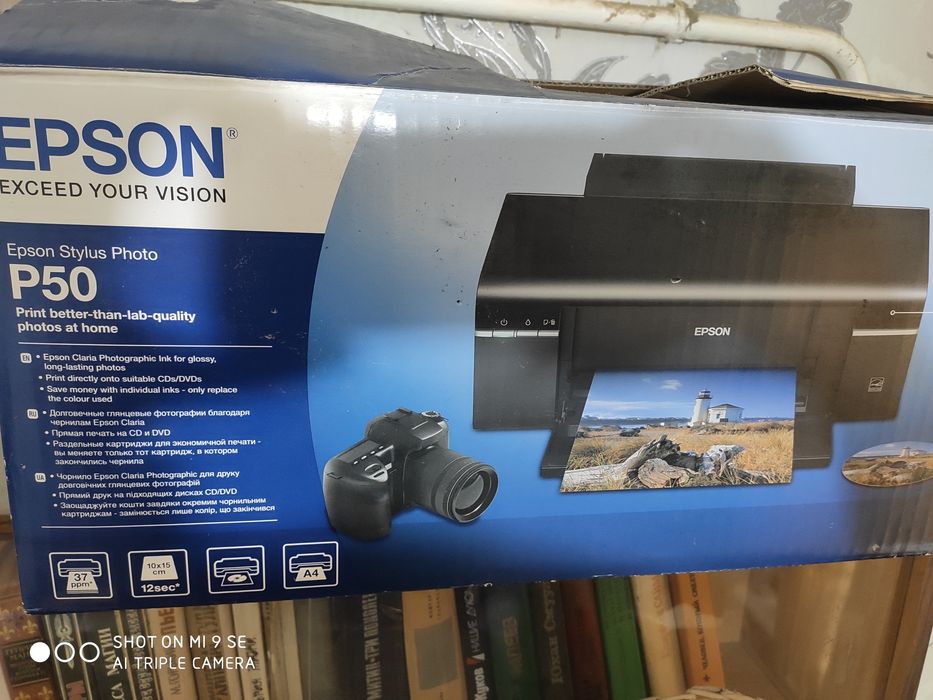 Два принтера цветной и чёрно-белый