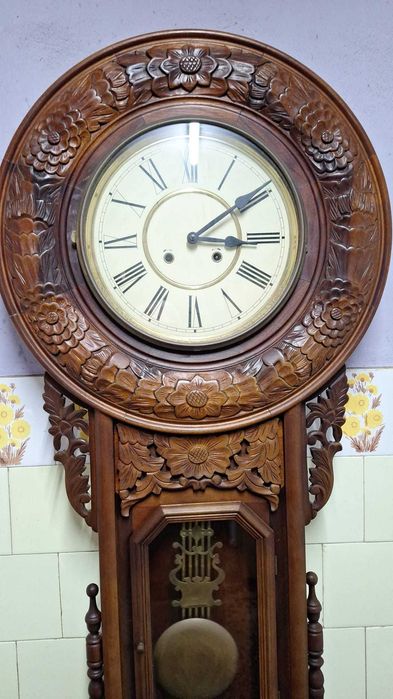 Ceas mecanic de perete cu pendul.