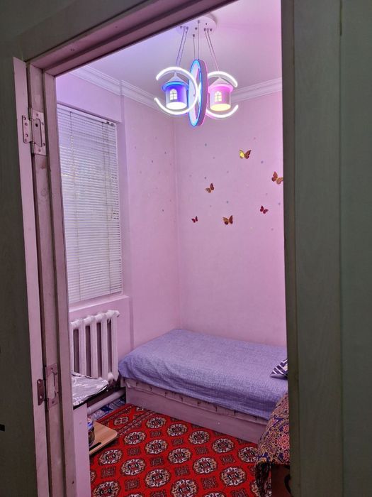 Чиланзар 21.  2 х комнатная продажа. Зеркалка.  Срочно