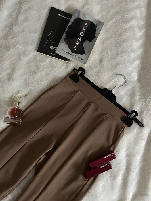 Pantaloni bej Zara