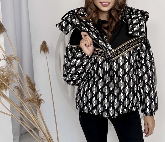 Женская демисезонная куртка с капюшоном