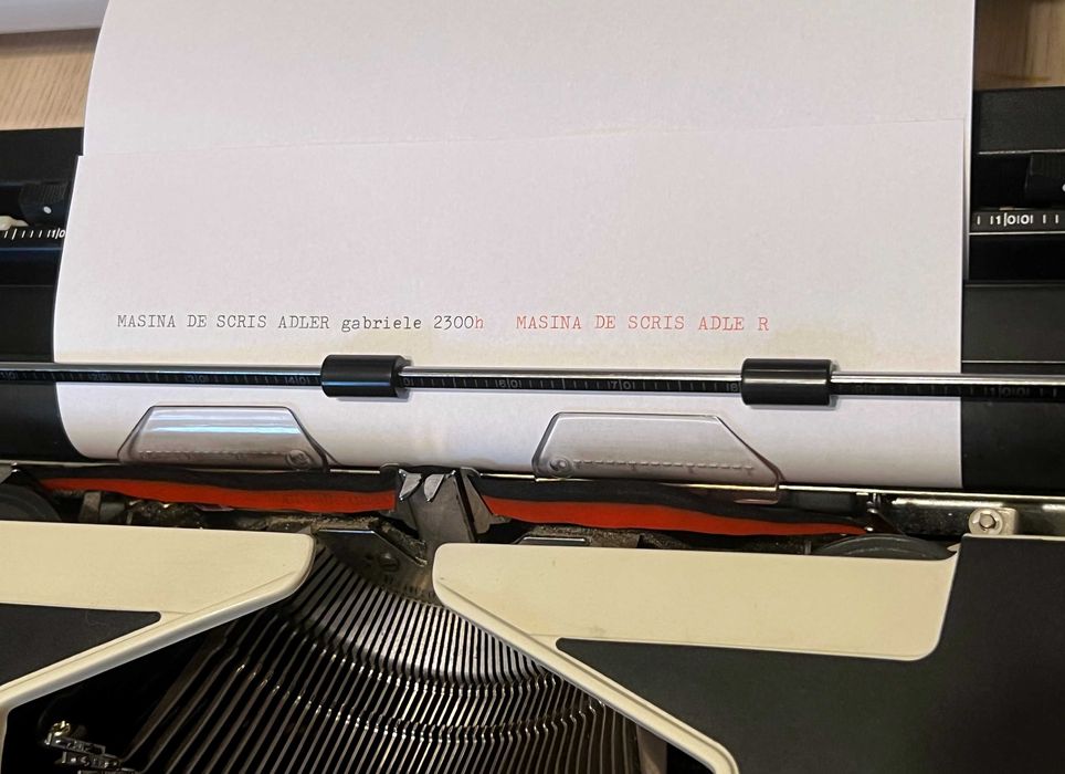 Masina de scris electrica mecanica Triumph Gabriele 2300