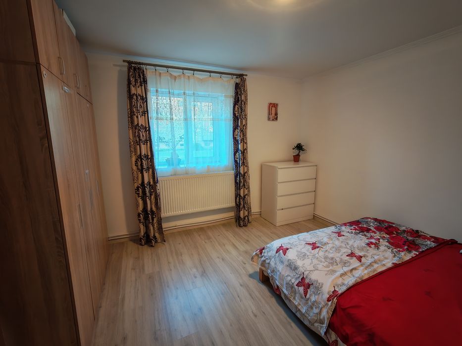 Casă renovată complet, 3 dormitoare, 780 mp teren – zonă excelentă Pec