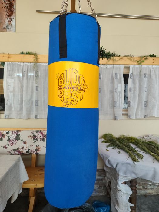 Vând sac de box BUDO BEST GARELL, înălțime 100cm , diametru 30cm. Stare foarte bună.