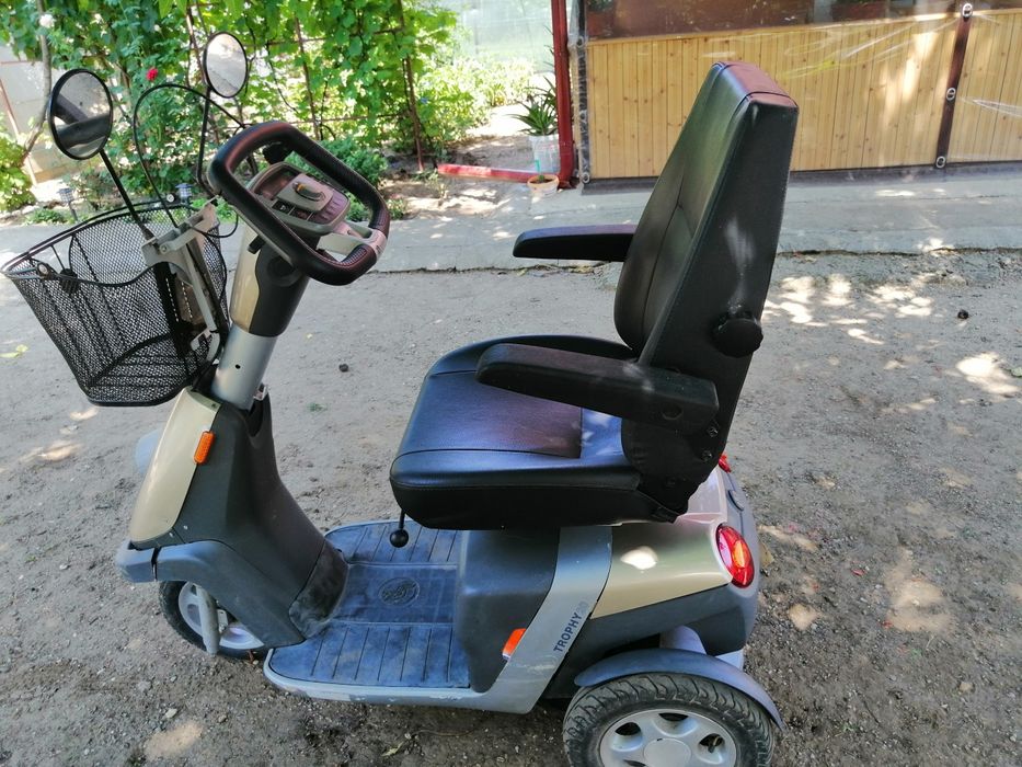 Vând scuter electric persoane cu dizabilități...
