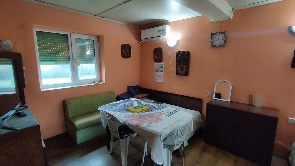 Къща с голям двор в село Брегаре