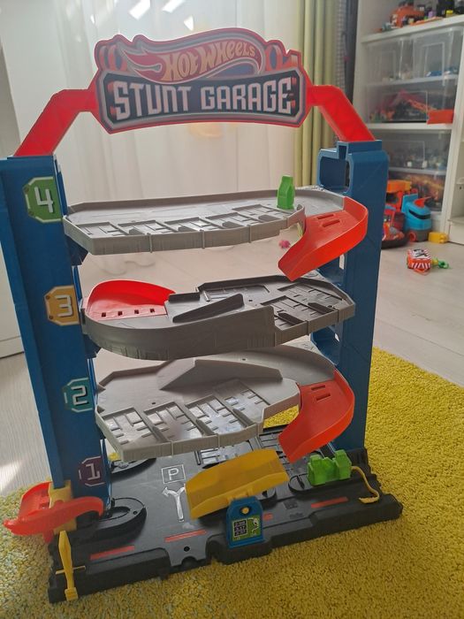 Seturi de joaca Hot Wheels (garaj,vulcanizare,camion, pista)