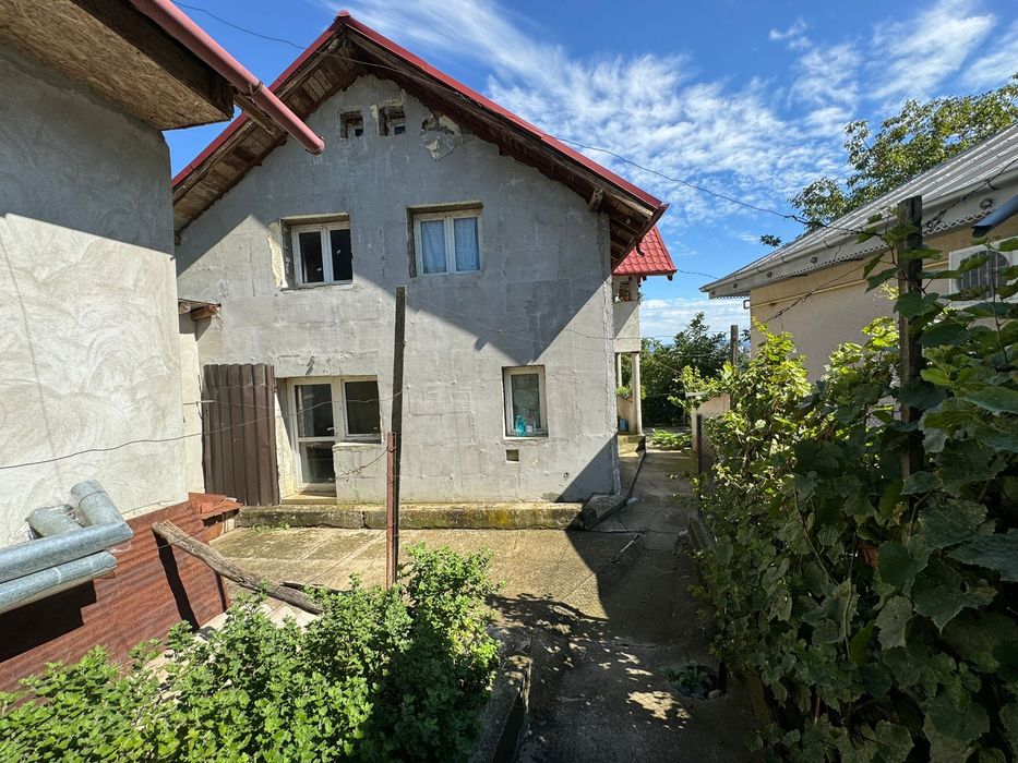 Vand casa cu mansarda