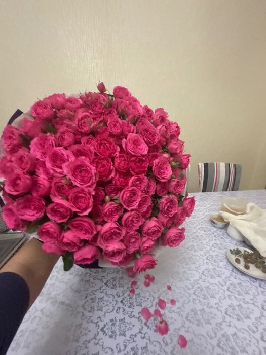 Два кустовые розы,с корзиной и еще два