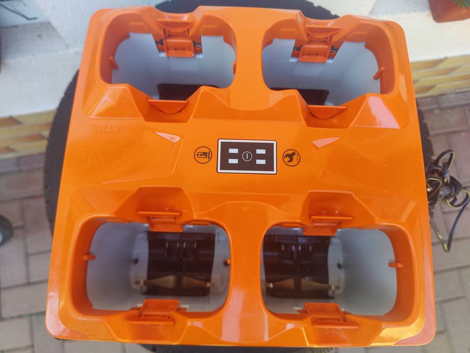 Încărcător  acumulatori Stihl model AL301-4