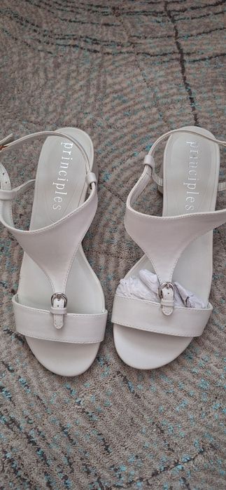 Сандали на висок и нисък ток