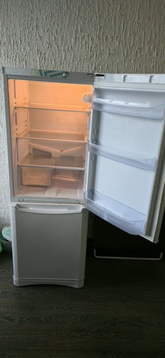 Продам холодильник Indesit