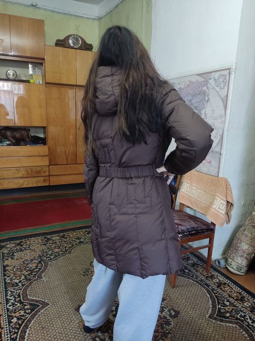 Пуховик женский с капюшоном.