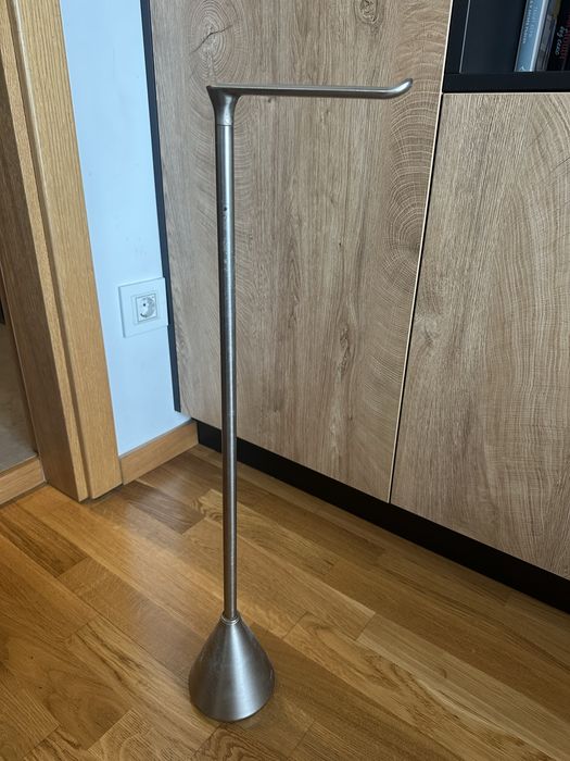 Подвижна стойка за тоалетна хартия.