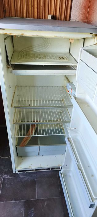 Продавам работещ хладилник