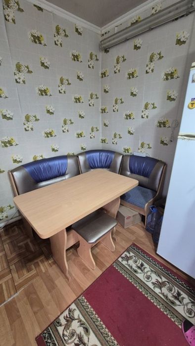 Кухонный стол и уголок вместе за в хорошем состоянии.