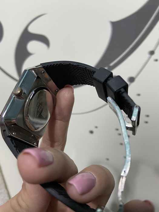 Продам часы наручные живанши