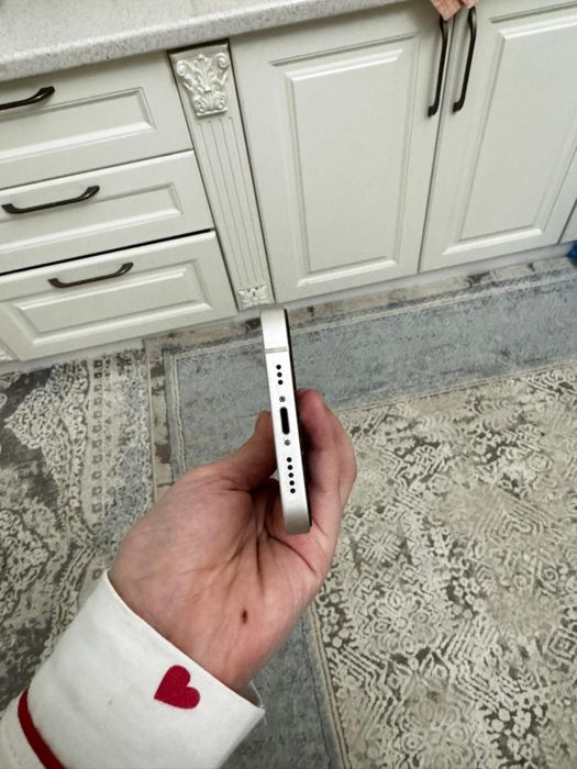 iPhone 13 128 гб белого цвета