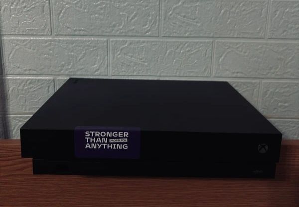 Xbox One X 1TB – 4K REAL – ca noua – Pachet cu 8 Jocuri