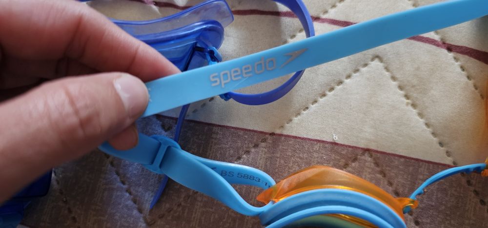 Продавам детски очила за плуване