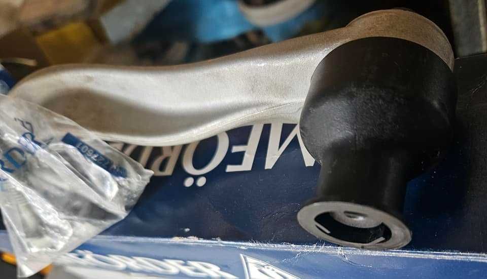 Комплект нови горни десни носачи Lemforder A4 8ED B7