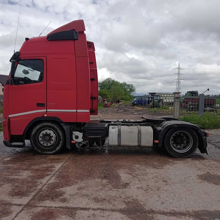 Vand 1 cap tractor+ 3 semiremorci+ 3 camionete