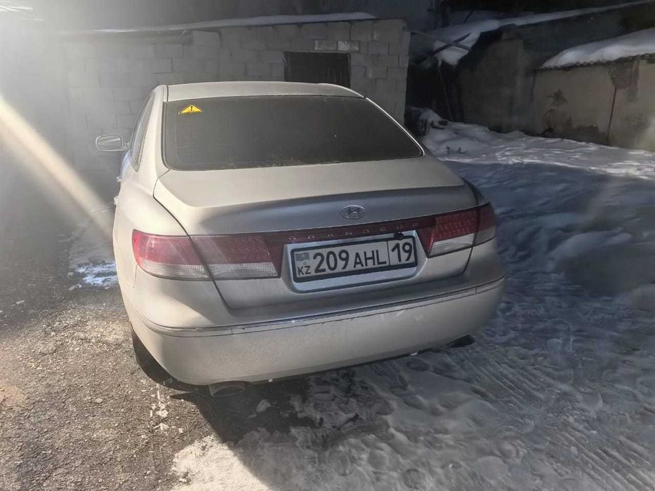 Грандеур  2009 газ