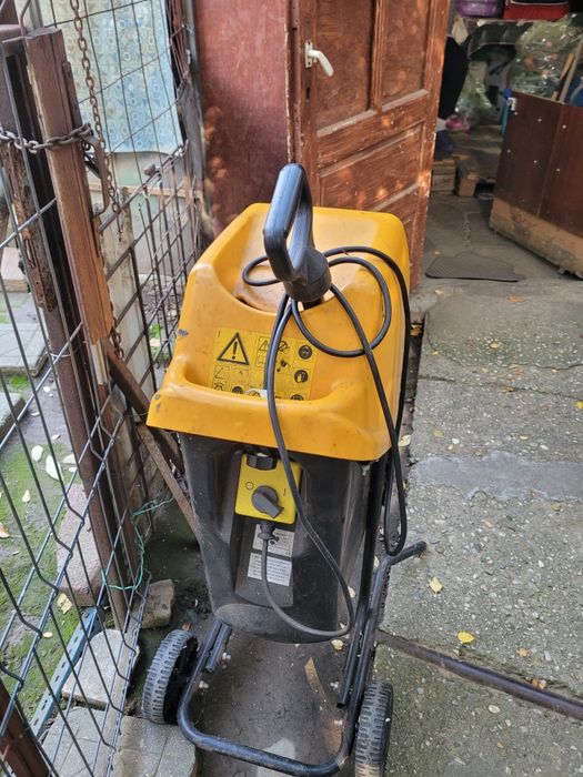 Tocator de crengi JCB