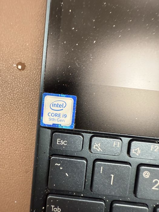 Продовам лаптоп ASUS UX581G Notebook PC