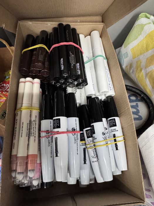 Rujuri/ creioane ochi/ buze