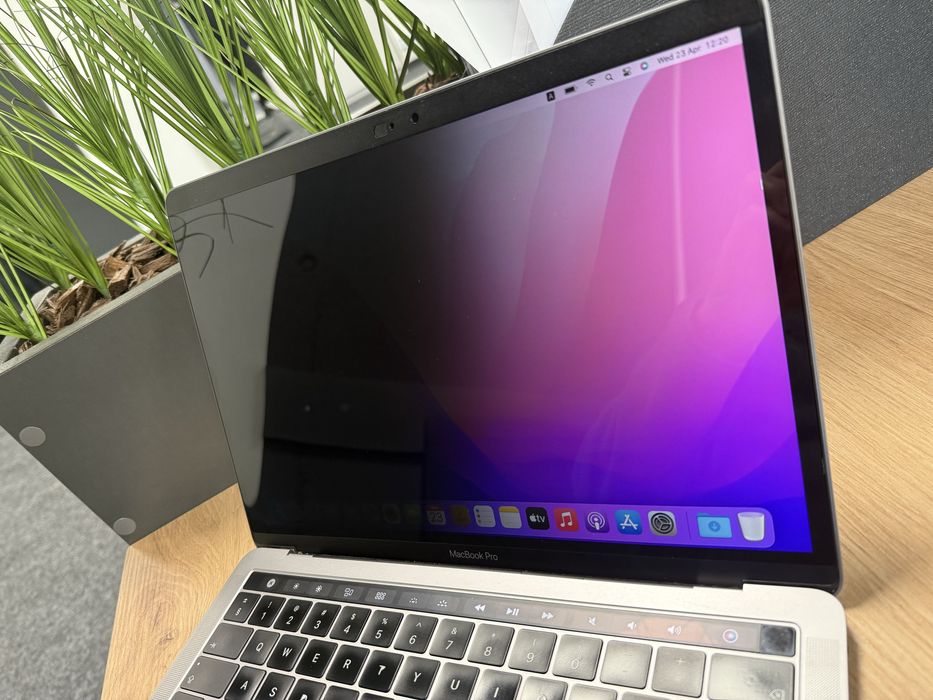 MacBook Pro 13-inch, 2019, Retina IRIS Plus, Touch Bar - Перфектен