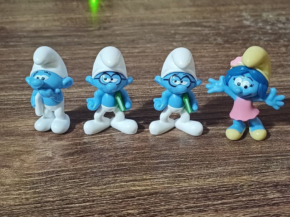 Vând  figurine strumf