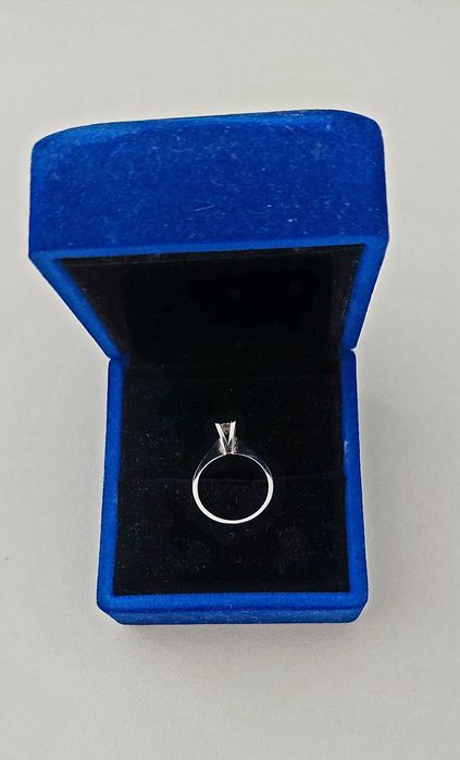 Vând inel de aur alb cu diamant