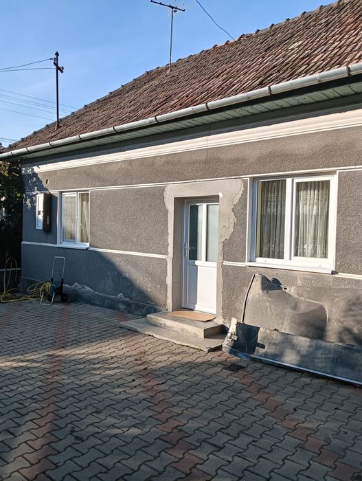 Inchiriez casa mica la curte in Gilau