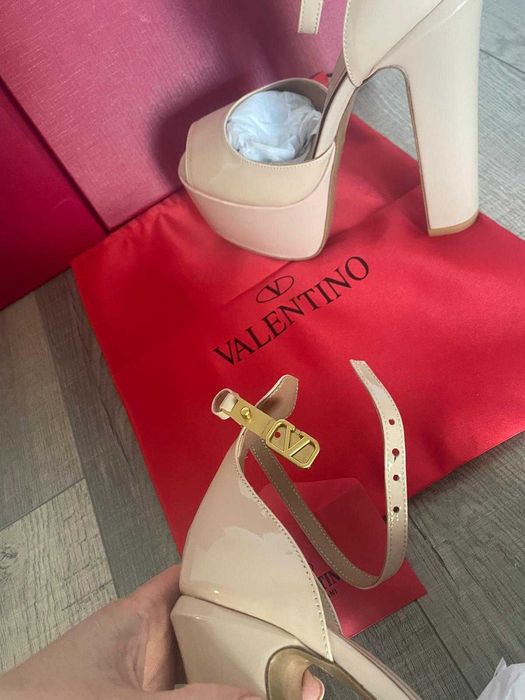 Sandale cu toc si platforma Valentino Garavani 36,5