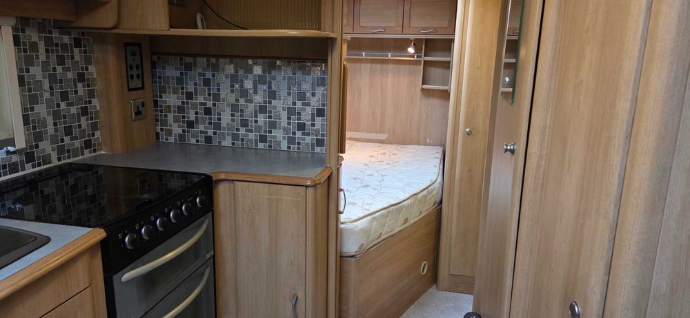 Продавам каравана Lunar Ultima, 4 местна, нов внос. Караваната е внос от Европейският съюз