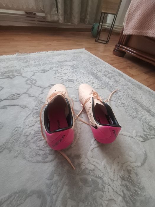 Vând ghete de fotbal Nike Phantom GX nr 42 aproape noi