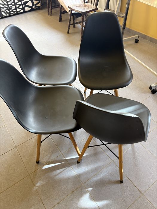 Sacun negru plsstic+lemn in stare buna