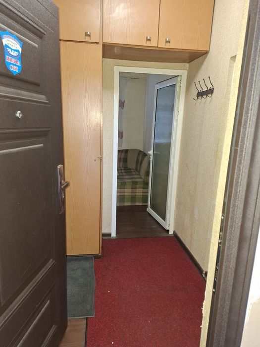 Продавам обзаведена гарсониера на Ем.Станев 8.