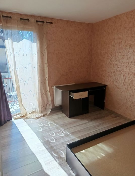 Închiriez apartament cu 2 camere